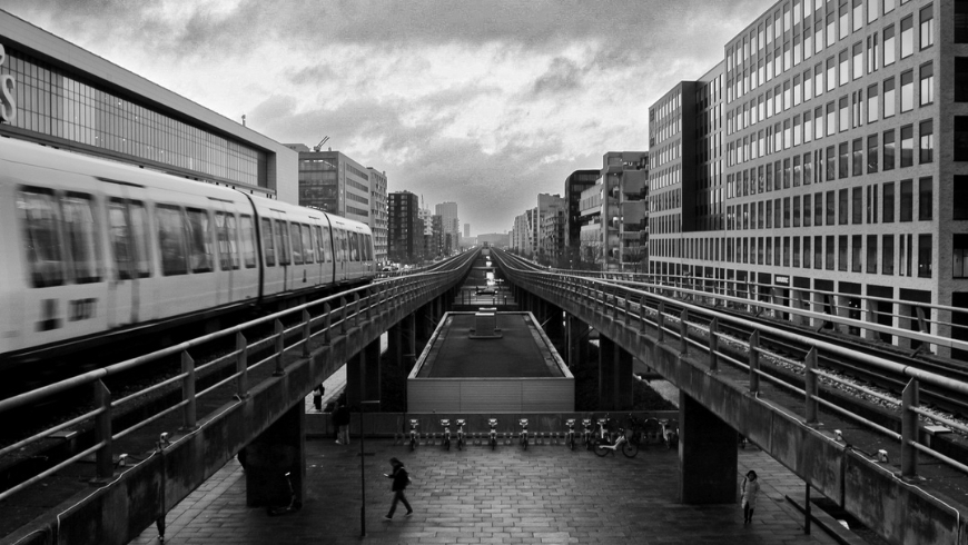 Rotaie del treno, dalle quali si vedono le biciclette, mezzo molto utilizzato in città